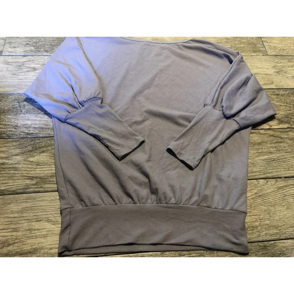 NWOT EXLURA Gray‎ WOMENS SHIRT SIZE Medium 3/4 Sleeve Ribbed Loose Fit